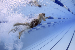 תמונה שחיין בתחרות