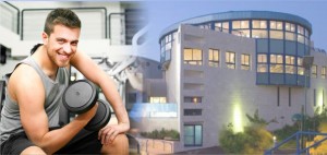 מתאמן על רקע מבנה המרכז