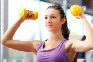 מתאמנת מרימה משקולות