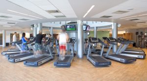 הליכונים בחדר הכושר