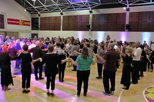 ריקוד הורה קבוצתי באולם הספורט