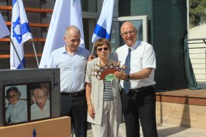 דניאלה מקבלת את אות ההוקרה