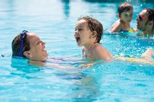 ילד קטן בשיעור שחייה