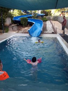 בריכת ילדים ומגלשת מים