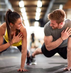 סטודנטים מתאמנים בחדר כושר