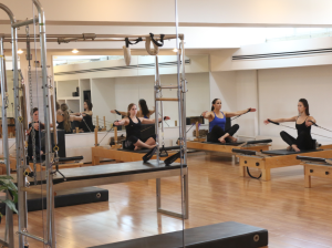 תרגול פילאטיס מכשירים בקבוצה